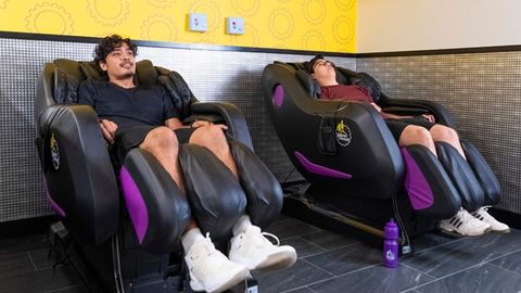 how to use massage chairs at planet fitness